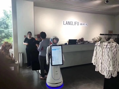 服装连锁店遇上机器人,打造智慧门店